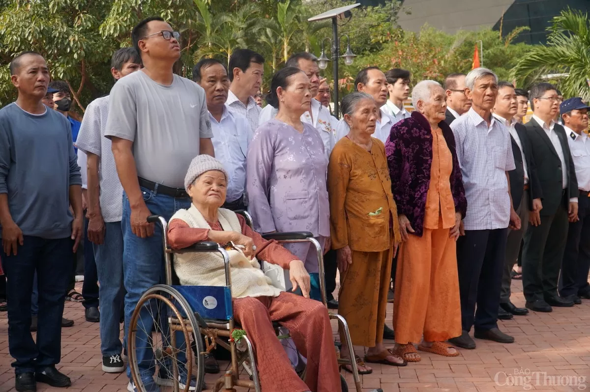 Thân nhân, gia đình các liệt sỹ đã anh dũng hi sinh trong trận chiến Gạc Ma Thân nhân, gia đình các liệt sỹ đã anh dũng hi sinh trong trận chiến Gạc Ma