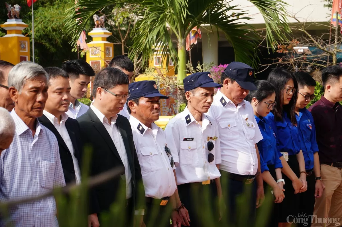 Phút tưởng niệm của các cựu binh Hải quân dành cho các đồng đội đã ngã xuống trong trận chiến Gạc Ma Phút tưởng niệm của các cựu binh Hải quân dành cho các đồng đội đã ngã xuống trong trận chiến Gạc Ma