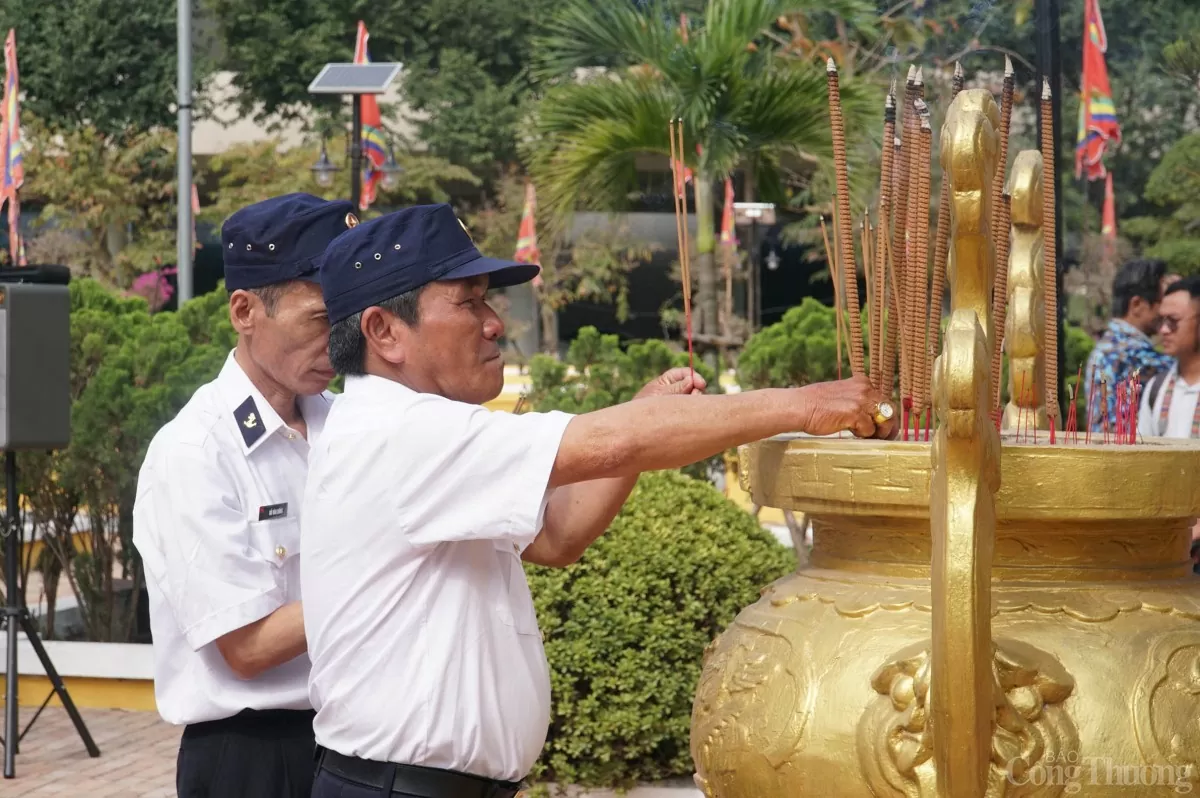 Dâng hương tri ân 64 liệt sỹ trong trận chiến Gạc Ma Dâng hương tri ân 64 liệt sỹ trong trận chiến Gạc Ma