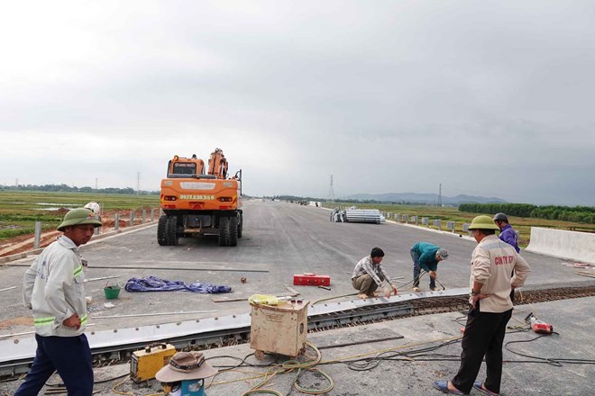 Thi công cao tốc đoạn Hàm Nghi - Vũng Áng ở Hà Tĩnh. Ảnh: Trần Tuấn.