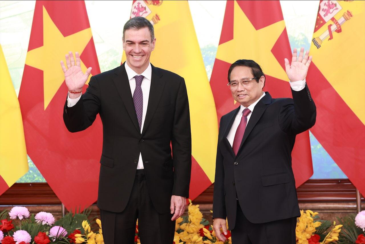 Sau lễ đón, Thủ tướng Chính phủ Phạm Minh Chính và Thủ tướng Pedro Sanchez cùng di chuyển tới Trụ sở Chính phủ để tiến hành hội đàm. Ảnh: Hải Nguyễn