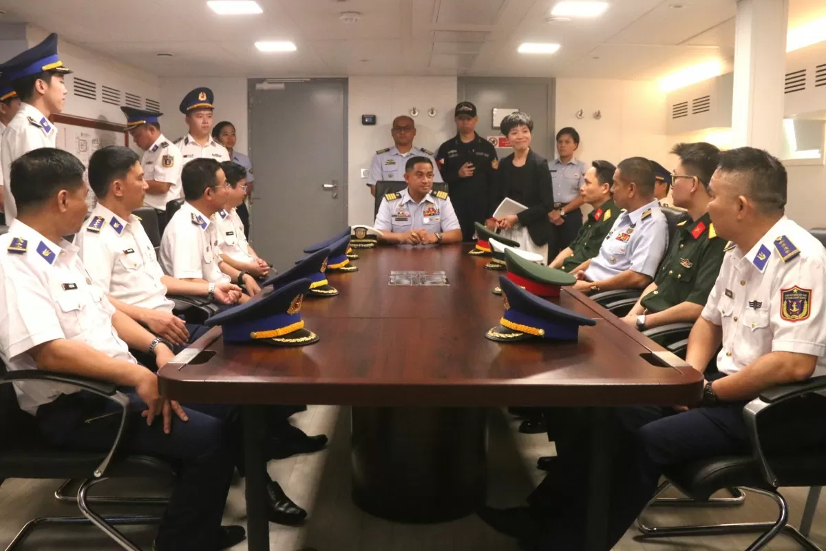 Đoàn cán bộ Cảnh sát biển Việt Nam làm việc với sĩ quan chỉ huy tàu BRP Melchora Aquino Đoàn cán bộ Cảnh sát biển Việt Nam làm việc với sĩ quan chỉ huy tàu BRP Melchora Aquino