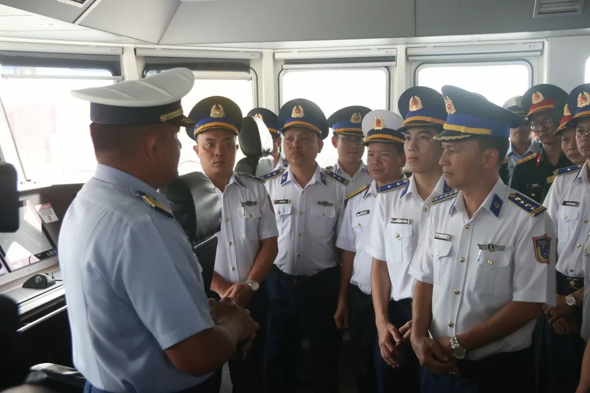 Sĩ quan Lực lượng Bảo vệ bờ biển Philippines giới thiệu về buồng lái tàu BRP Melchora Aquino (MRRV-9702) cho đoàn cán bộ Cảnh sát biển Việt Nam Sĩ quan Lực lượng Bảo vệ bờ biển Philippines giới thiệu về buồng lái tàu BRP Melchora Aquino (MRRV-9702) cho đoàn cán bộ Cảnh sát biển Việt Nam