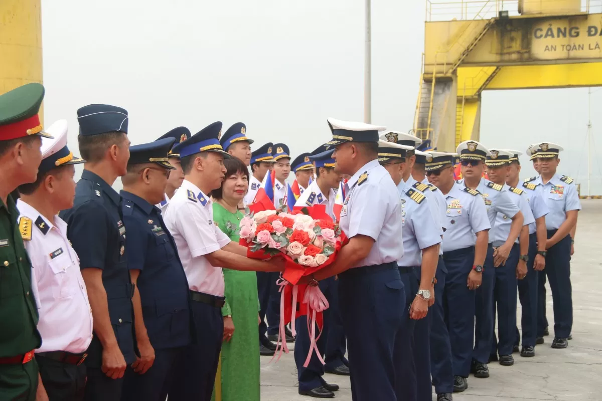 Đại diện lực lượng Cảnh sát biển Việt Nam tặng hoa chào mừng đoàn sĩ quan Lực lượng Bảo vệ bờ biển Philippines tại cảng Tiên Sa, Đà Nẵng Đại diện lực lượng Cảnh sát biển Việt Nam tặng hoa chào mừng đoàn sĩ quan Lực lượng Bảo vệ bờ biển Philippines tại cảng Tiên Sa, Đà Nẵng