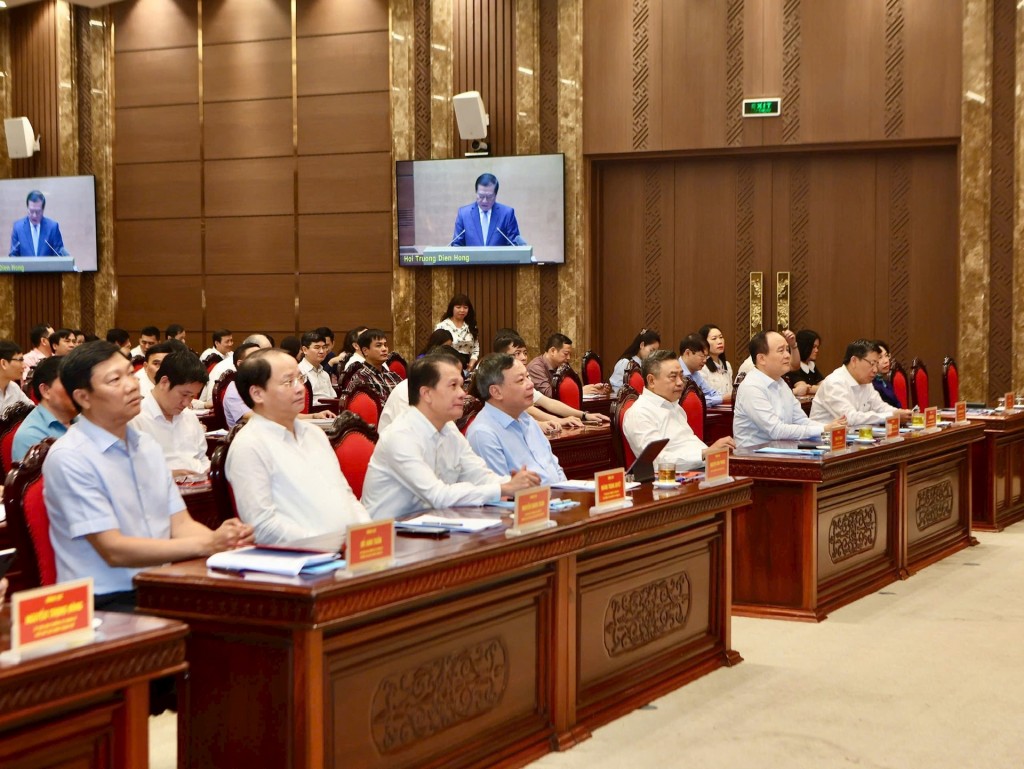 Các đồng chí lãnh đạo thành phố Hà Nội dự hội nghị tại điểm cầu Thành ủy Hà Nội. Ảnh: Viết Thành