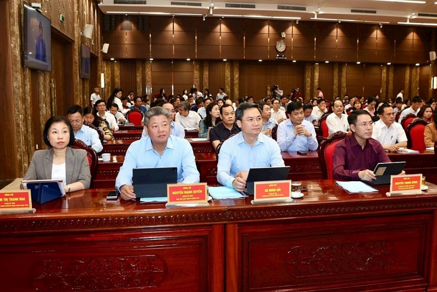 Đại biểu thành phố Hà Nội dự tại điểm cầu Thành ủy Hà Nội. Ảnh: Viết Thành