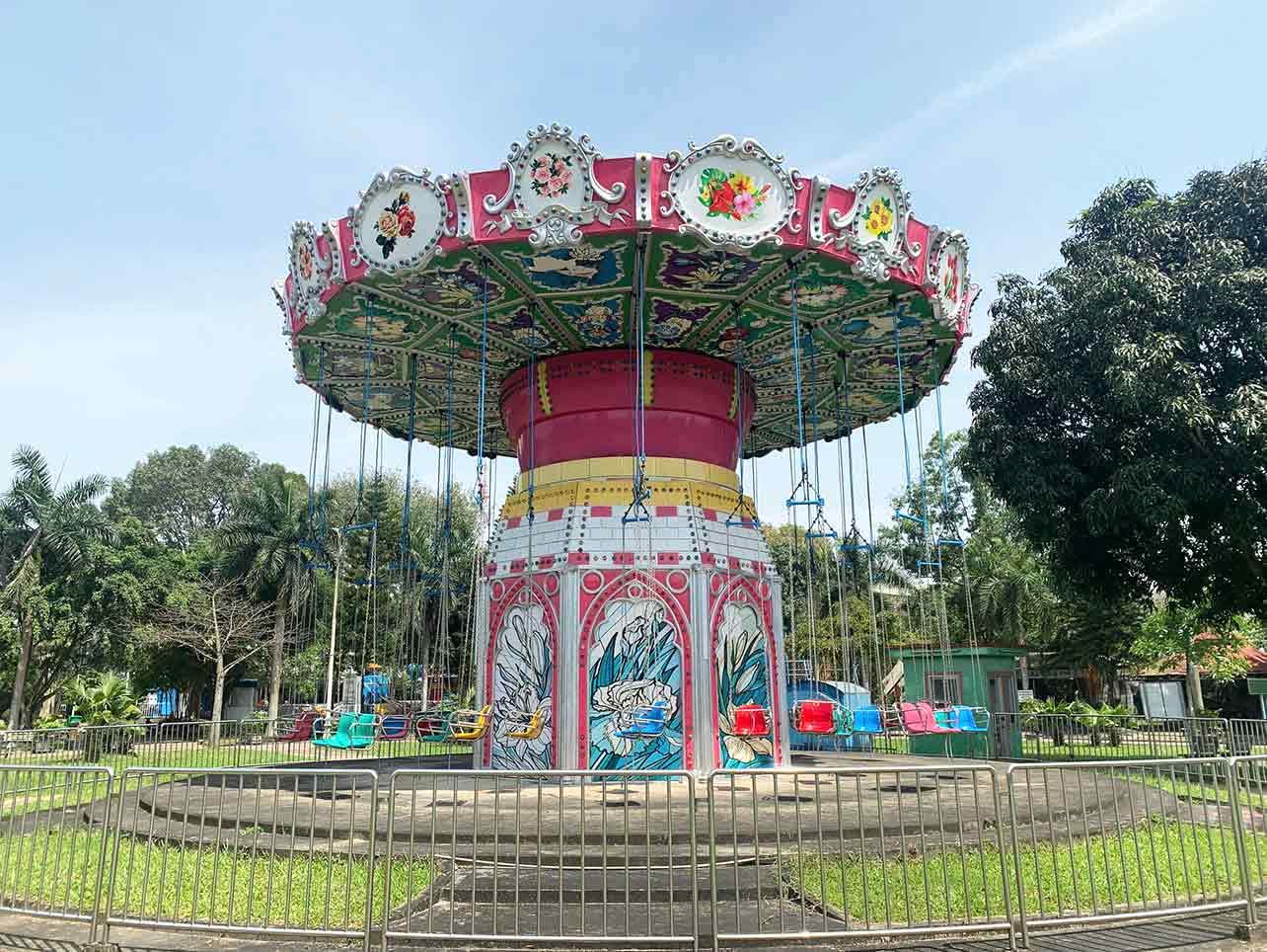 Trò chơi đu hoa đào nằm giữa khu vui chơi của công viên, từng thu hút rất đông người tham gia, nay đã ngừng hoạt động. Ảnh: Bá Thuần