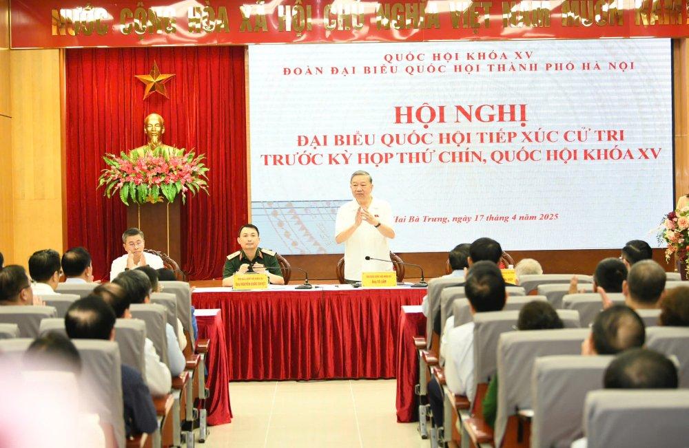 Tổng Bí thư Tô Lâm và các đại biểu Quốc hội tiếp xúc cử tri trước Kỳ họp thứ 9 Quốc hội khóa XV. Ảnh: Ngọc Thắng