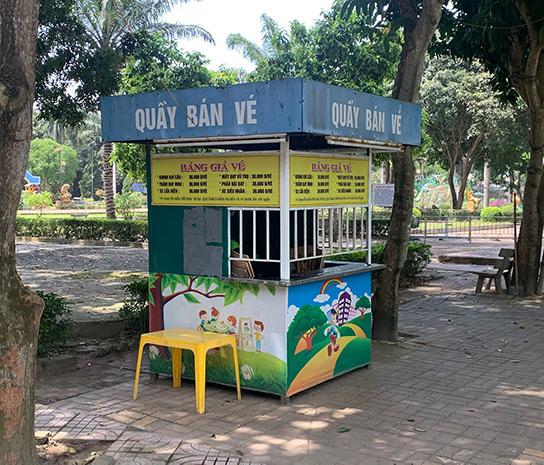 Các quầy bán vé đóng cửa do vắng khách. Ảnh: Bá Thuần
