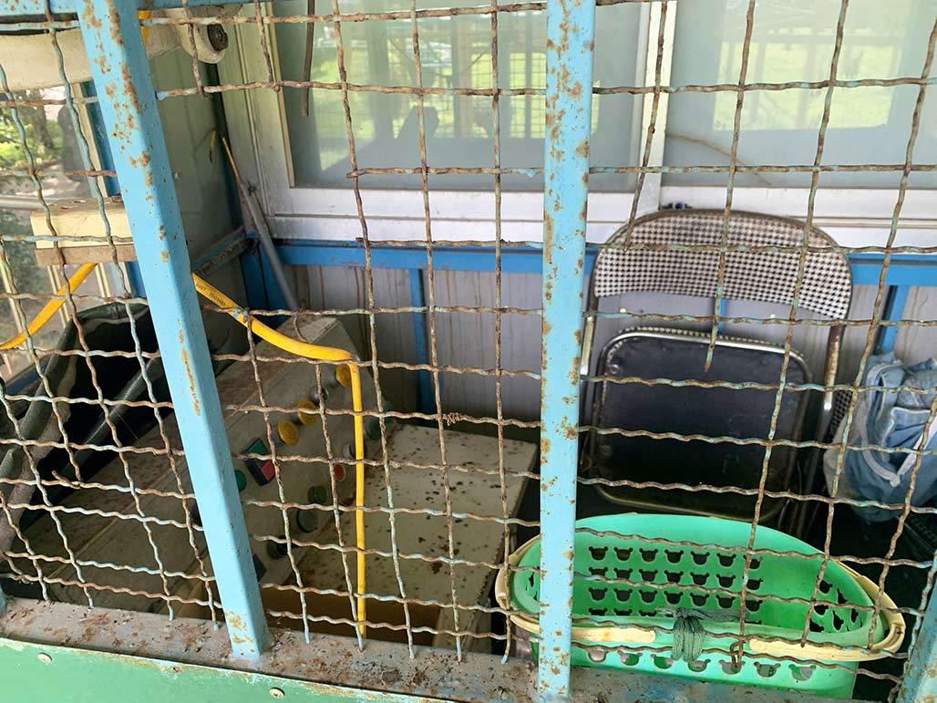 Khu vực điều khiển máy móc bị hoen rỉ chằng chịt mạng nhện. Ảnh: Bá Thuần