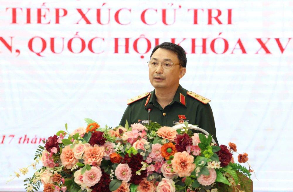 Trung tướng Nguyễn Quốc Duyệt - Tư lệnh Bộ Tư lệnh Thủ đô Hà Nội, báo cáo với cử tri các nội dung dự kiến của Kỳ họp thứ 9, Quốc hội khoá XV. Ảnh: Ngọc Thắng
