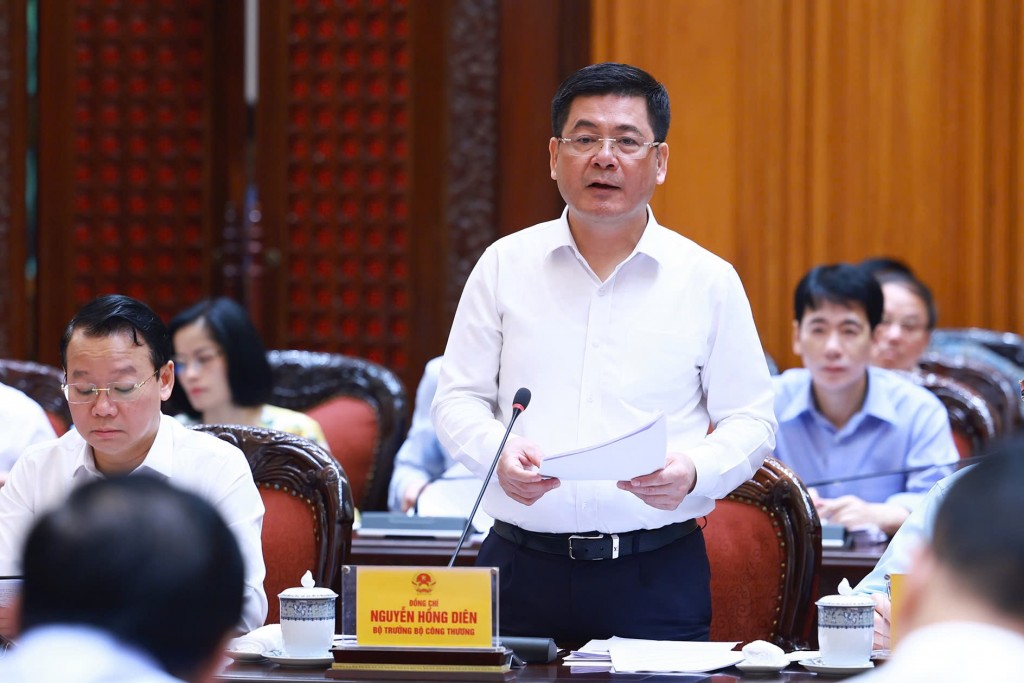 Bộ trưởng Bộ Công Thương Nguyễn Hồng Diên báo cáo tại cuộc họp - Ảnh: VGP/Nhật Bắc