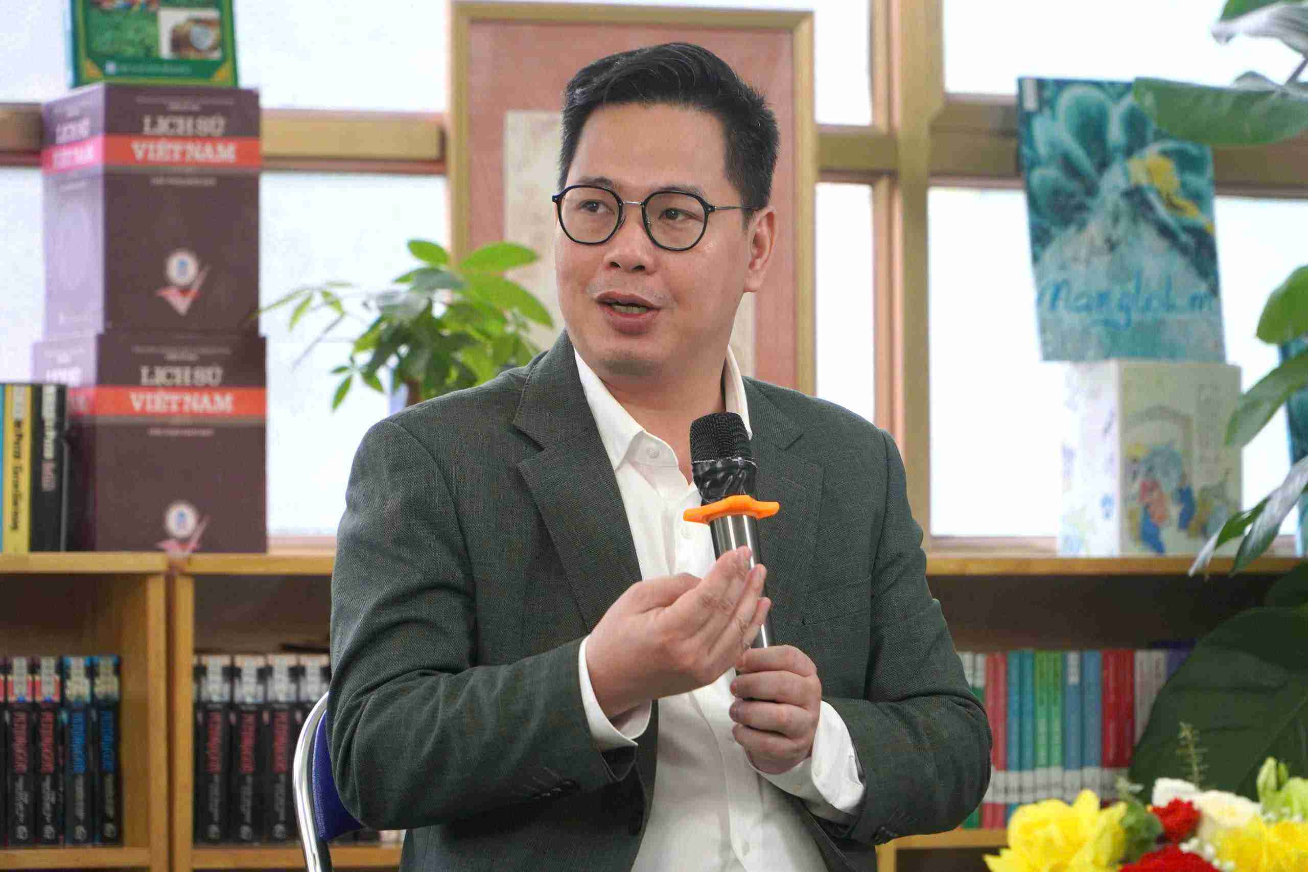 PGS.TS Trần Thành Nam - Phó Hiệu trưởng Trường Đại học Giáo dục, Đại học Quốc gia Hà Nội - chia sẻ nhiều nội dung liên quan đến việc chọn trường, nguyện vọng thi vào lớp 10 cho con. Ảnh: Vân Trang