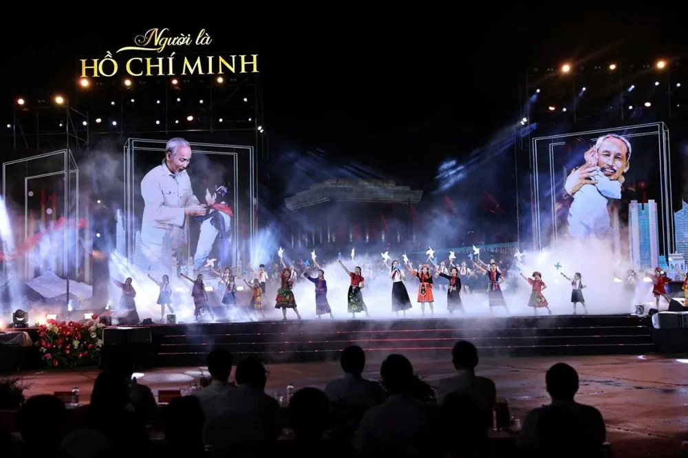 Chương trình nghệ thuật 'Người là Hồ Chí Minh': Sự tri ân sâu sắc và khát vọng Việt Nam Chương trình nghệ thuật 'Người là Hồ Chí Minh': Sự tri ân sâu sắc và khát vọng Việt Nam