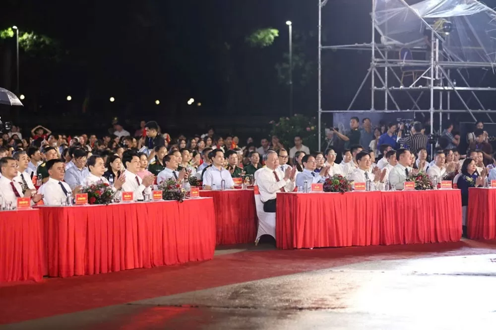 Chương trình nghệ thuật 'Người là Hồ Chí Minh': Sự tri ân sâu sắc và khát vọng Việt Nam Chương trình nghệ thuật 'Người là Hồ Chí Minh': Sự tri ân sâu sắc và khát vọng Việt Nam