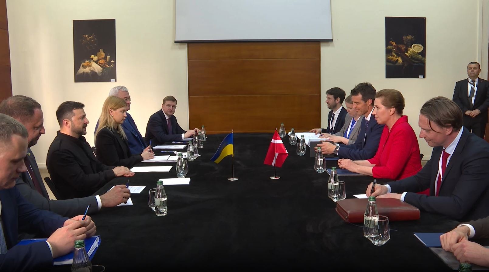 Phái đoàn Ukraine và Đan Mạch tại cuộc trao đổi về viện trợ vào ngày 16-5 ở Albania. Ảnh: Telegram/Tổng thống Volodymyr Zelenskyy