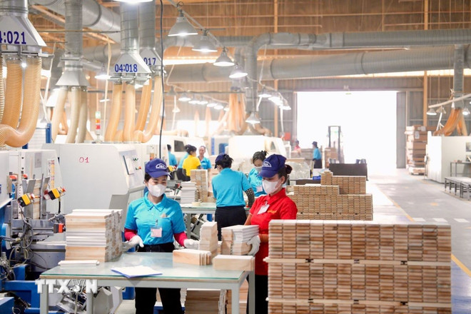 Công ty TNHH Kỹ Nghệ Cửa Ý-Á Châu khởi động sản xuất đầu năm với 1.000 công nhân có mặt đầy đủ tại nhà máy ở thành phố Tân Uyên, Bình Dương. (Ảnh: TTXVN phát) ttxvn-san-xuat-cong-nghiep-1905-2.jpg