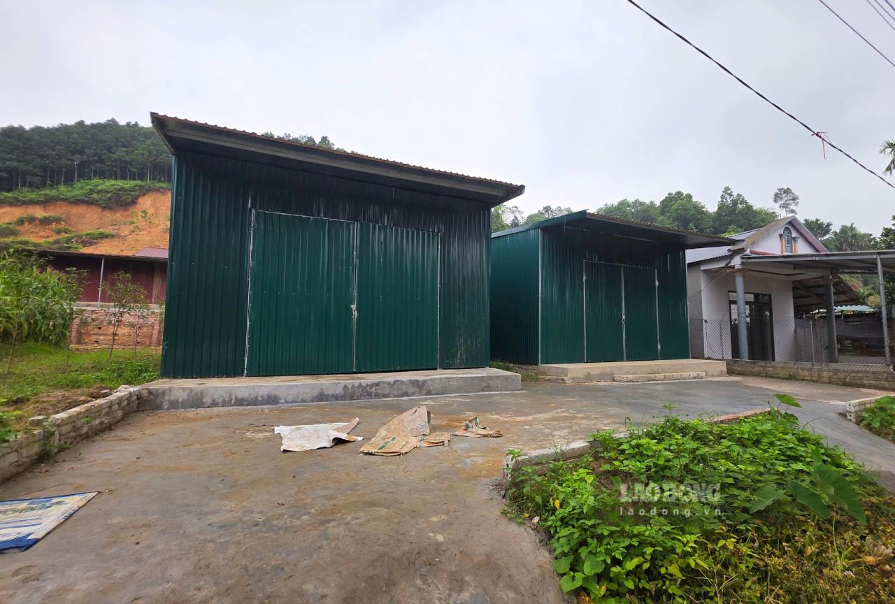 UBND huyện Văn Yên xử phạt vi phạm hành chính đối với các vi phạm về xây dựng và đất đai, đồng thời vận động tự tháo dỡ công trình vi phạm. Ảnh: Văn Đức.