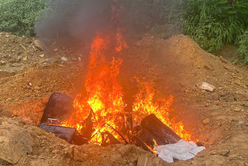 Số hàng hóa lậu phát hiện tại Cửa khẩu Lào Cai bị tiêu hủy. Ảnh: Viết Vinh