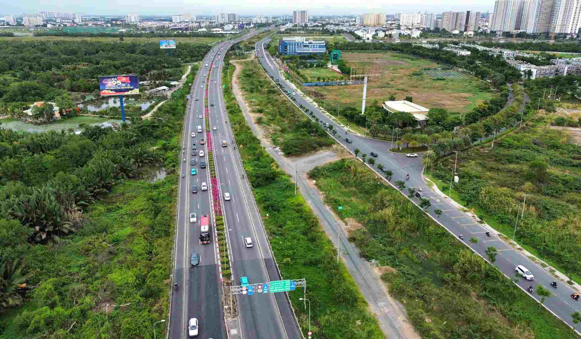 Đường dẫn cao tốc TPHCM - Long Thành và đường song hành. Ảnh: Anh Tú