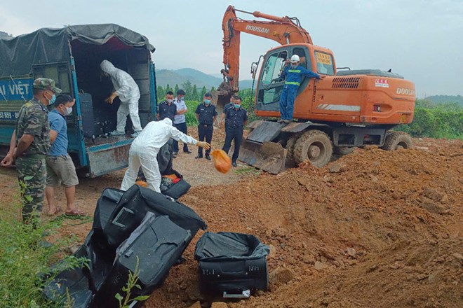 Tiêu hủy hơn 2,5 tấn xúc xích, trứng gia cầm non nhập lậu qua cửa khẩu Lào Cai