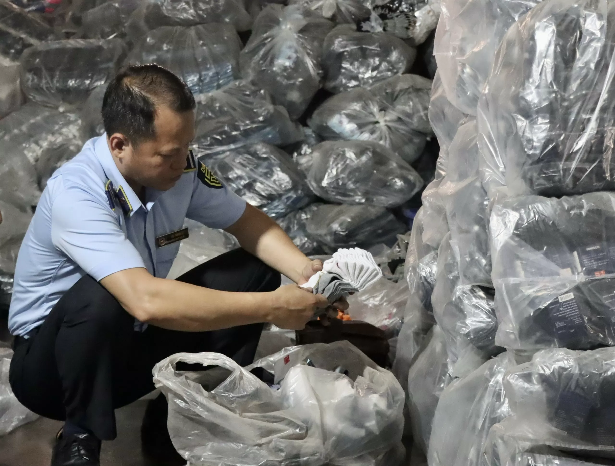 'Hàng hiệu' Hàn Quốc, Nhật Bản được làm giả tại La Phù 'Hàng hiệu' Hàn Quốc, Nhật Bản bị làm giả tại La Phù