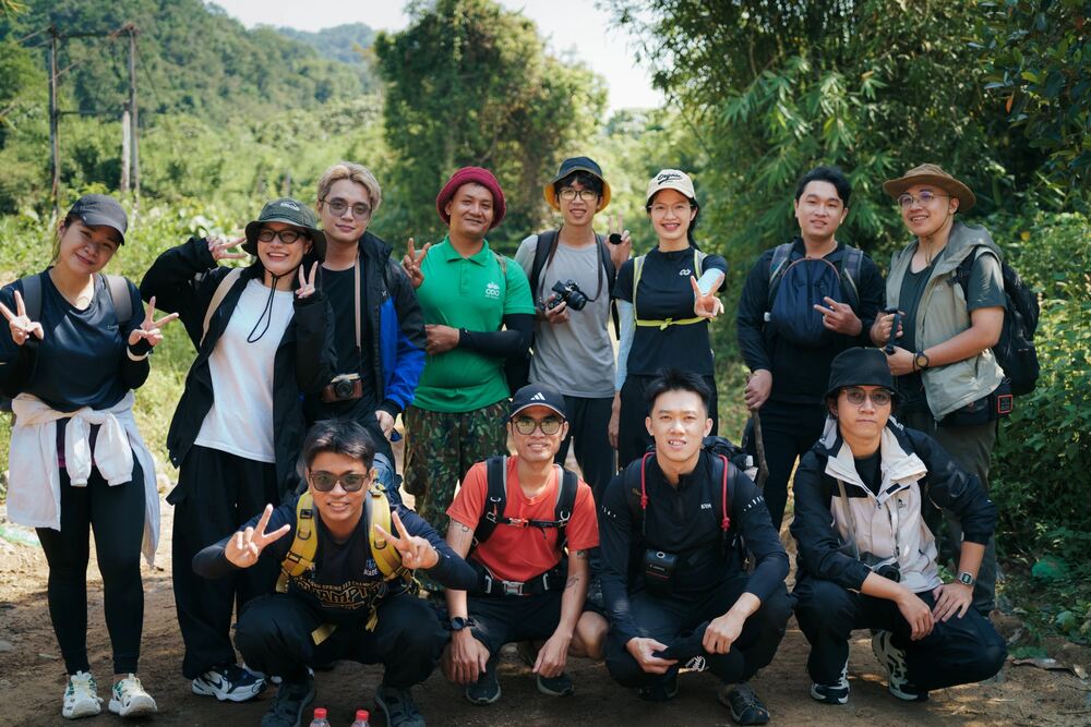 Ngọc Bích (25 tuổi, TPHCM) đã có chuyến trekking đáng nhớ tại Đambri cùng những người bạn thân thiết: “Mình là người yêu thiên nhiên, mỗi năm đều trekking vài nơi. Năm nay tình cờ có đồng nghiệp rủ mình đi Đambri, bảo nước ở đó xanh, đường trekking trong rừng mát mẻ nên mình cũng đồng ý, Nhóm gồm 11 người, đăng ký đi theo tour trong 2 ngày 1 đêm”, Bích cho biết.