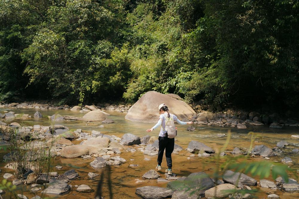 Đối với Ngọc Bích, điều lưu ý quan trọng nhất khi đi trekking là một đôi giày tốt, vừa chân. Ngoài ra, không nên mang theo nhiều đồ đạc nặng nề. Về sức khỏe, tour này hoàn toàn không khó, ngay cả những người thường ngồi văn phòng vẫn có thể đi được dễ dàng mà không cần luyện tập sức khỏe trước.