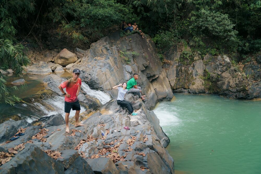 Tới chân thác, du khách sẽ được chiêm ngưỡng khung cảnh Đambri hùng vĩ tung bọt trắng xóa. Nơi đây chưa được khai thác du lịch nên mọi thứ đều hoang sơ, tự nhiên, chưa có nhiều tác động của con người. Ảnh: NVCC