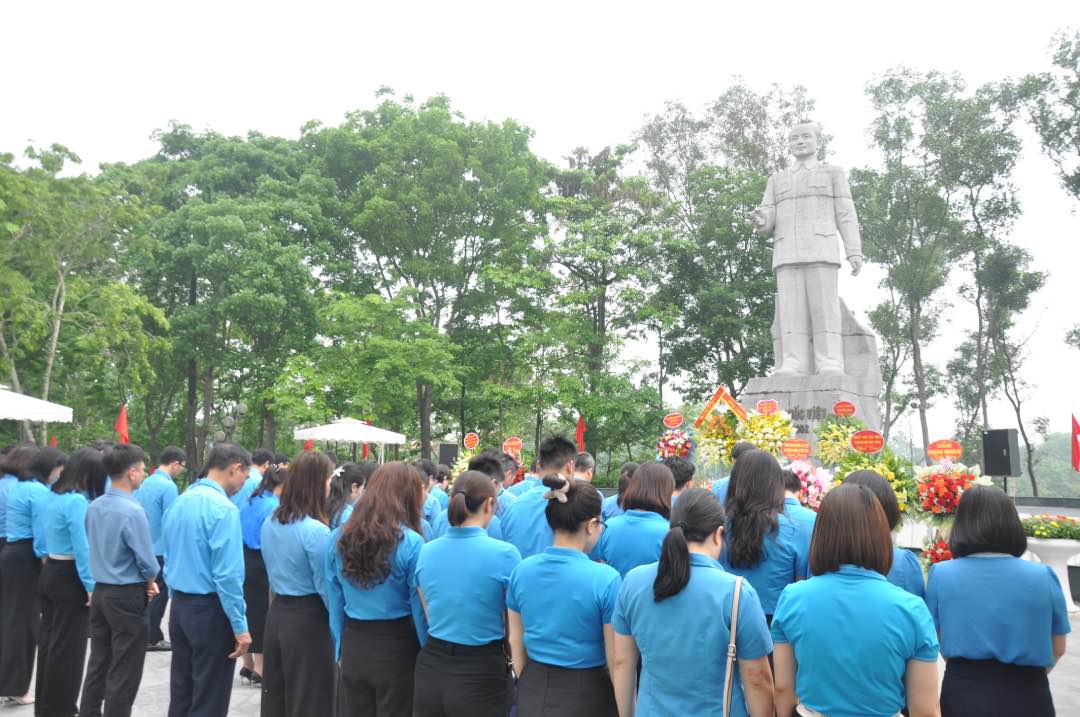 Đoàn công tác Tổng Liên đoàn Lao động Việt Nam tưởng niệm đồng chí Hoàng Quốc Việt. Ảnh: Bảo Hân
