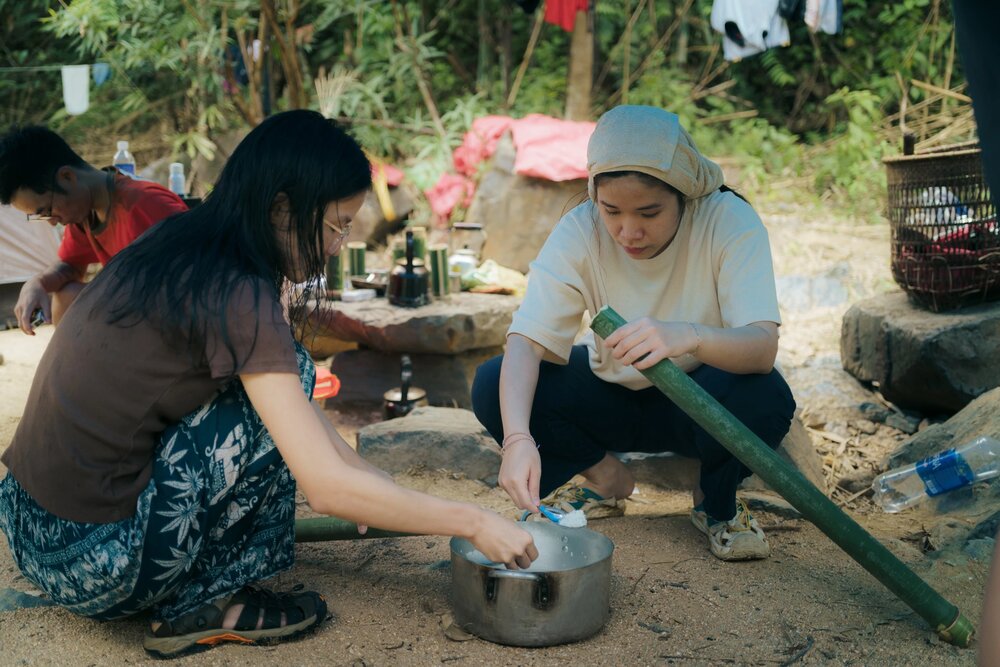Ngọc Bích chia sẻ: “Dù đã đi trekking và camping cũng nhiều nơi, nhưng đây là lần đầu tiên mình lội suối trekking. Vì đi theo tour nên sẽ vào rừng sâu, không có điện, nước sạch. Nguồn nước chính cả nhóm sử dụng là nước từ suối Đambri. Kể cả nước uống cũng được lọc từ đây”. Ảnh: NVCC