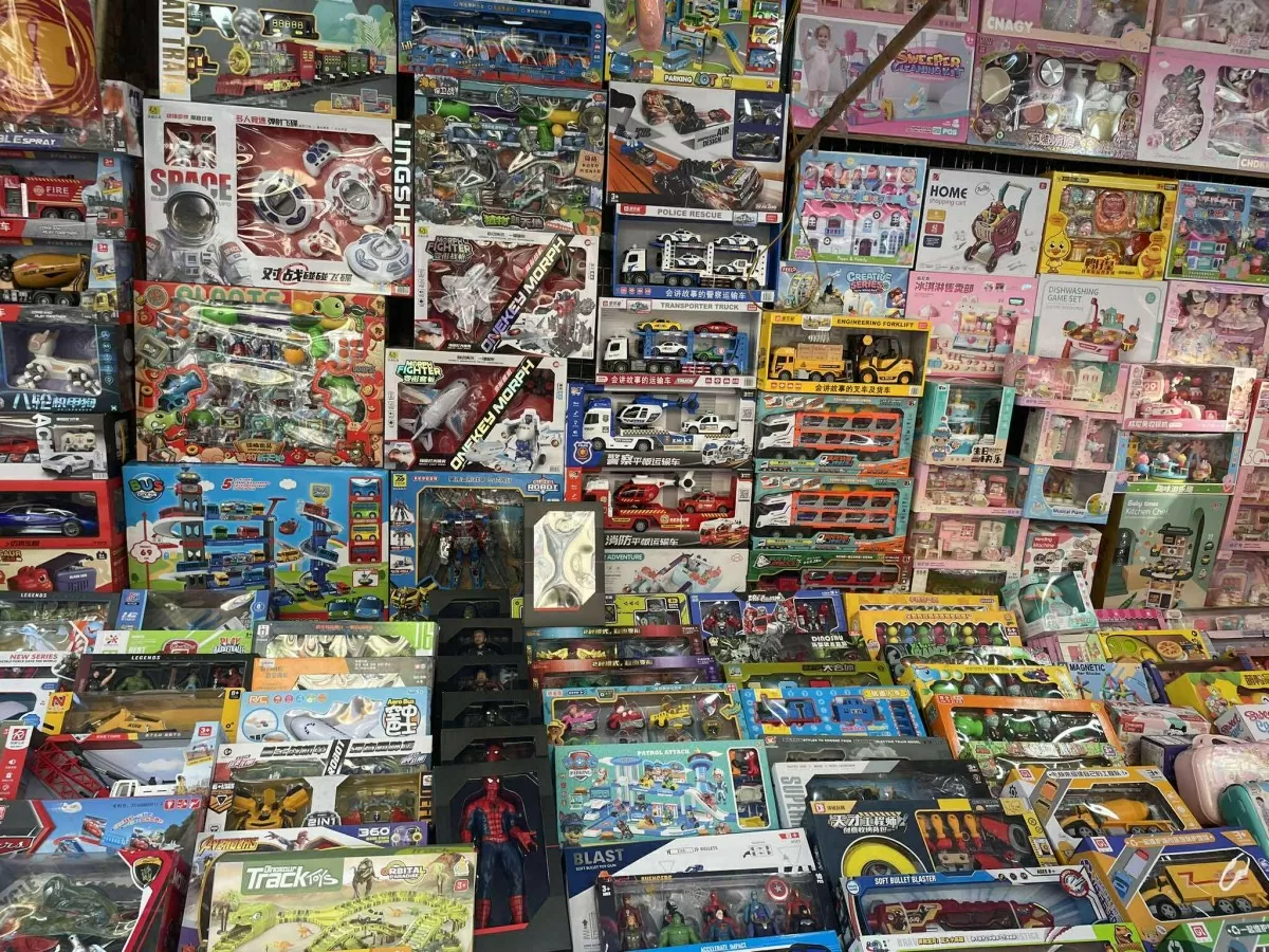 Thị trường đồ chơi 1/6: Tiểu thương tung khuyến mãi hút khách