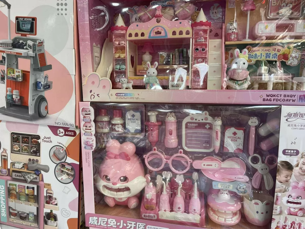 Thị trường đồ chơi 1/6: Tiểu thương tung khuyến mãi hút khách