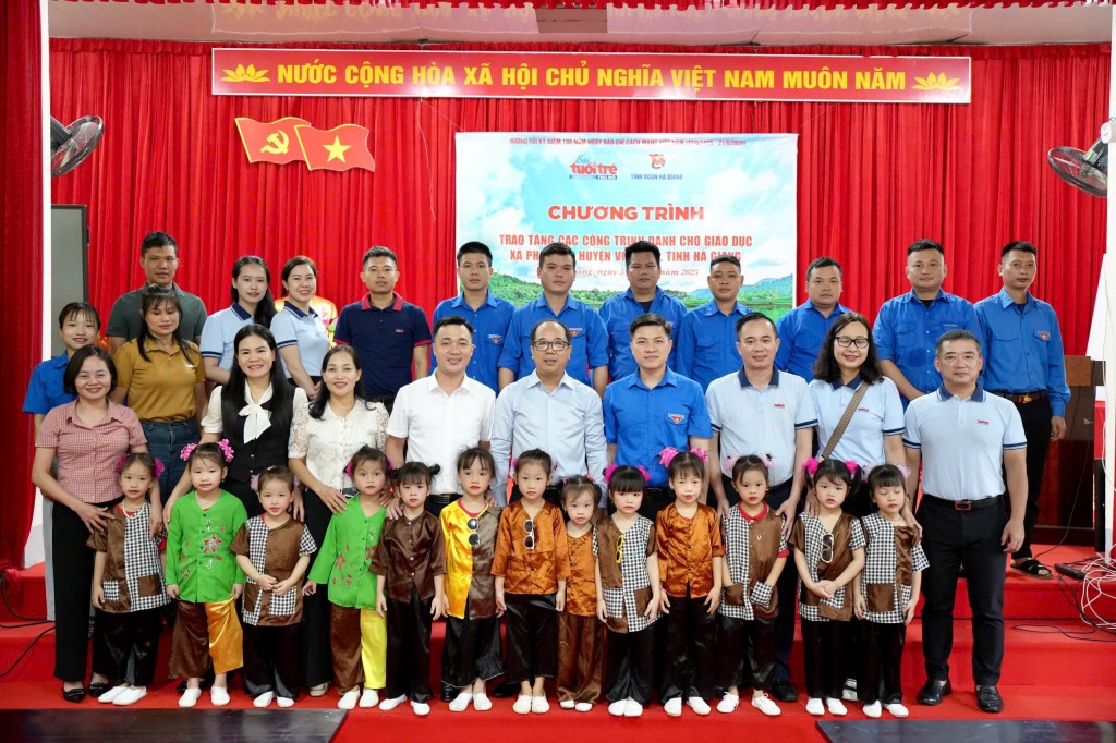 Đoàn công tác Báo Tuổi trẻ Thủ đô, Tỉnh đoàn Hà Giang cùng các thầy, cô và các em học sinh Trường Mần non Phú Linh chụp ảnh lưu niệm tại chương trình