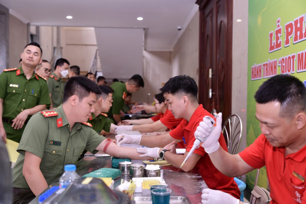 Hơn 1.000 chiến sĩ Công an Hà Nội hiến những giọt máu nghĩa tình