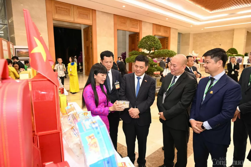 Bộ trưởng Bộ Công Thương Nguyễn Hồng Diên thăm quan gian hàng tại triển lãm sản phẩm nông nghiệp Việt Nam nhân dịp Thủ tướng Trung Quốc Lý Cường đến thăm và làm việc tại Việt Nam, tháng 10/2024.