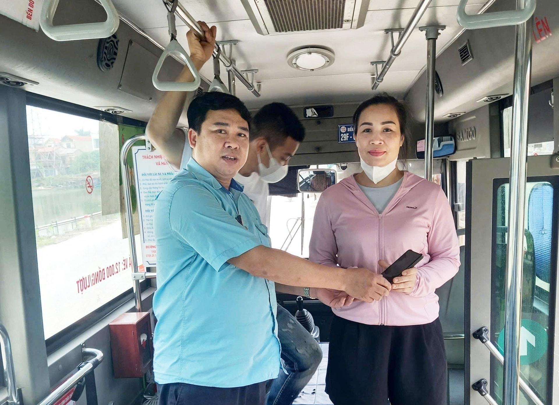 Nhân viên bán vé tuyến 113 trả lại điện thoại để quên trên xe cho hành khách.