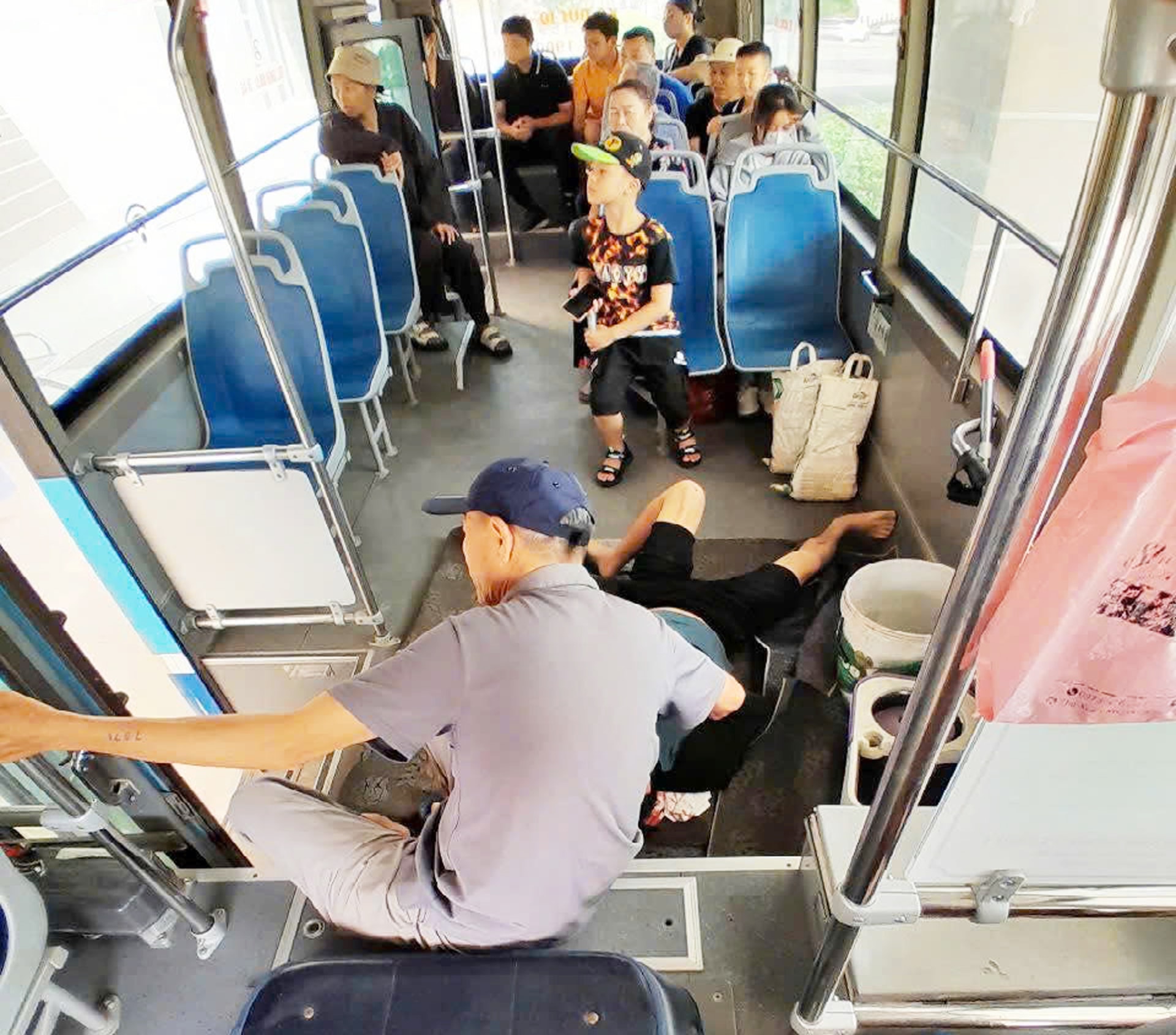 Lái xe, nhân viên bán vé tuyến 110 cùng người dân hỗ trợ đưa nạn nhân tai nạn giao thông đi cấp cứu.