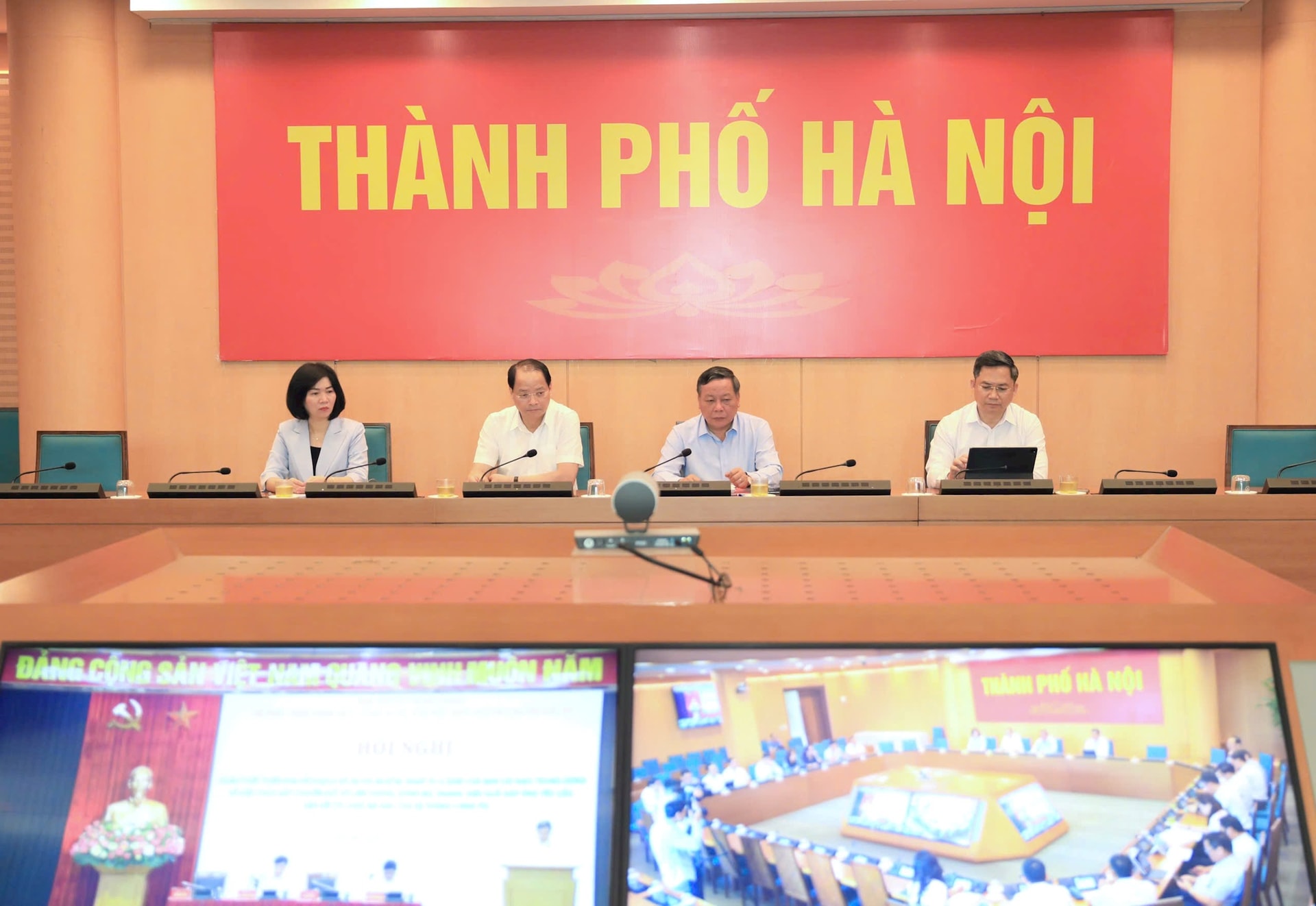 Phó Bí thư Thường trực Thành ủy Hà Nội Nguyễn Văn Phong cùng các đại biểu tham dự hội nghị trực tuyến tại điểm cầu trụ sở UBND thành phố. Ảnh: Quang Thái