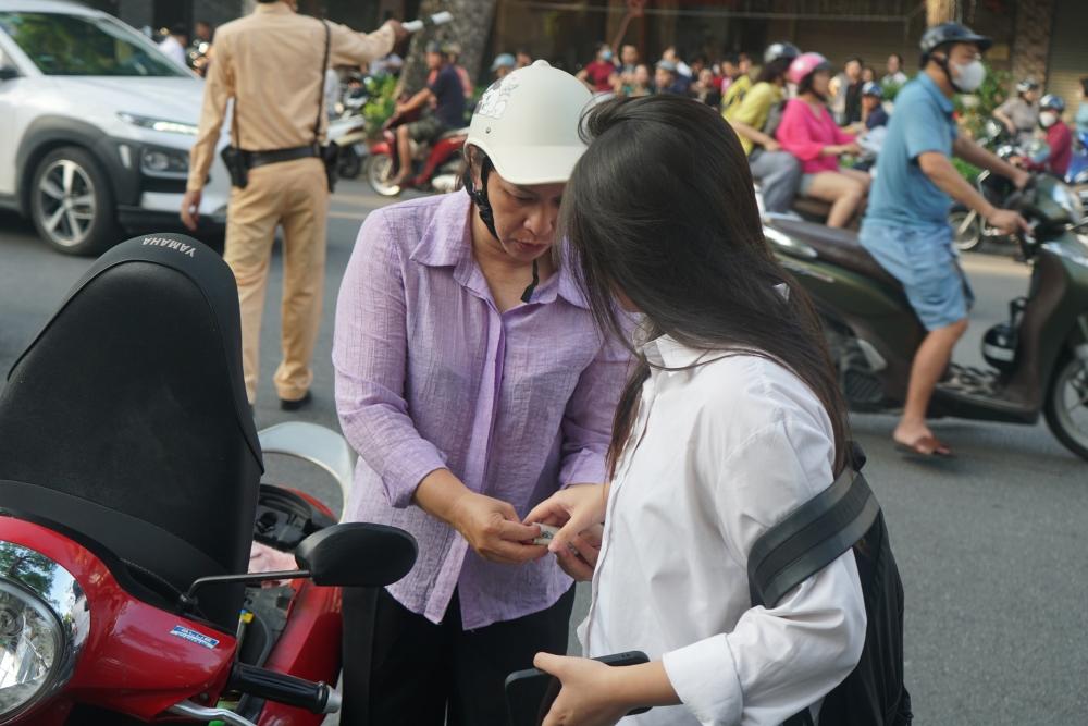Kỳ thi của con, nỗi lo của bố mẹ Kỳ thi của con, nỗi lo của bố mẹ