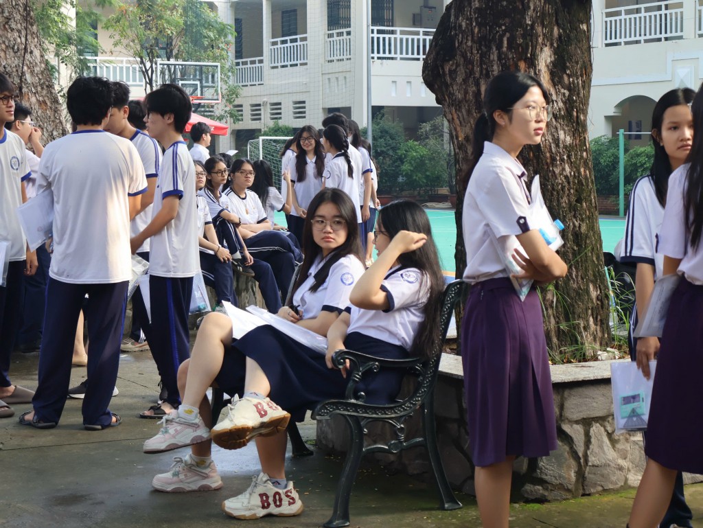 TP Hồ Chí Minh: Hơn 500 thí sinh bỏ thi, 2 em đi trễ trong ngày thi thứ hai