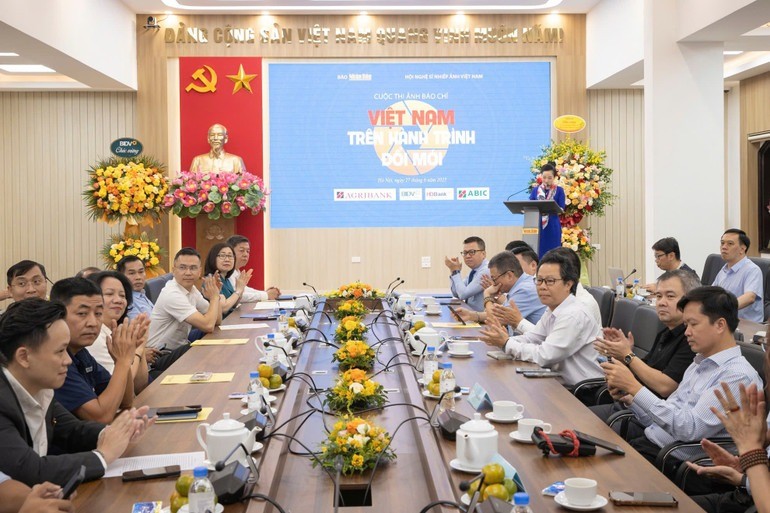 Đông đảo các nghệ sĩ nhiếp ảnh, phóng viên ảnh báo chí tham dự Lễ phát động