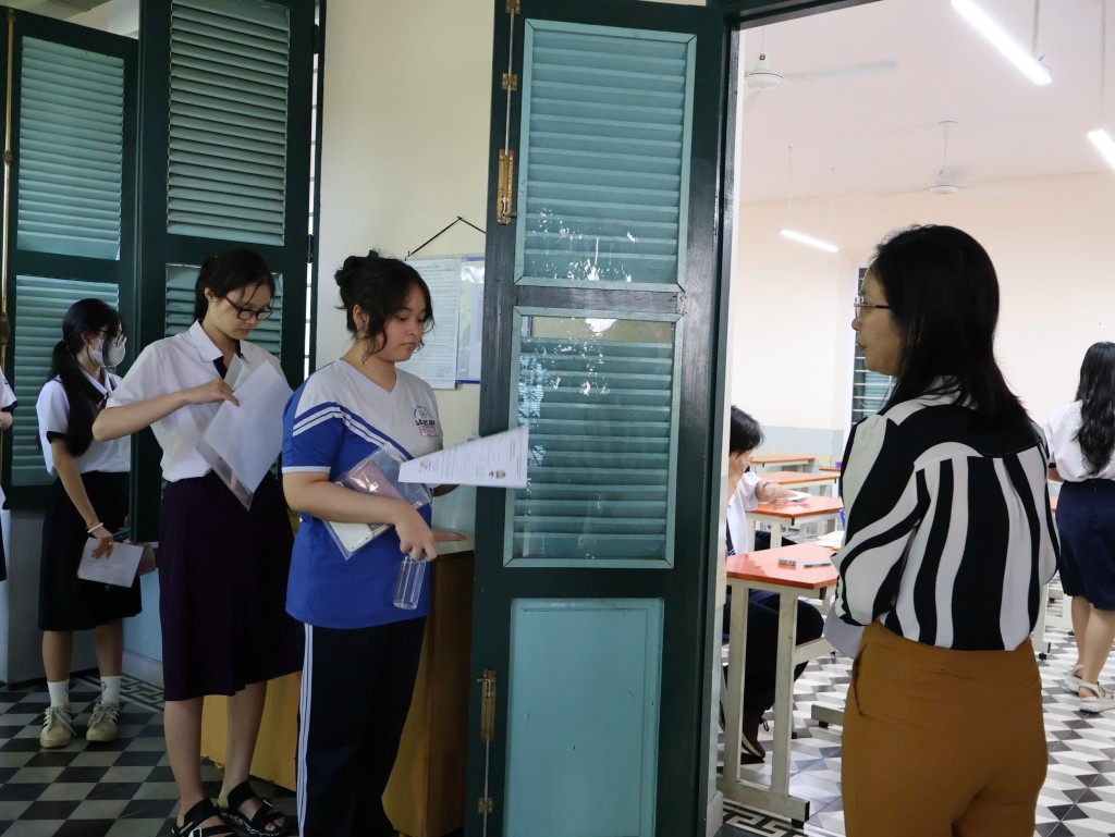 TP Hồ Chí Minh: Hơn 500 thí sinh bỏ thi, 2 em đi trễ trong ngày thi thứ hai