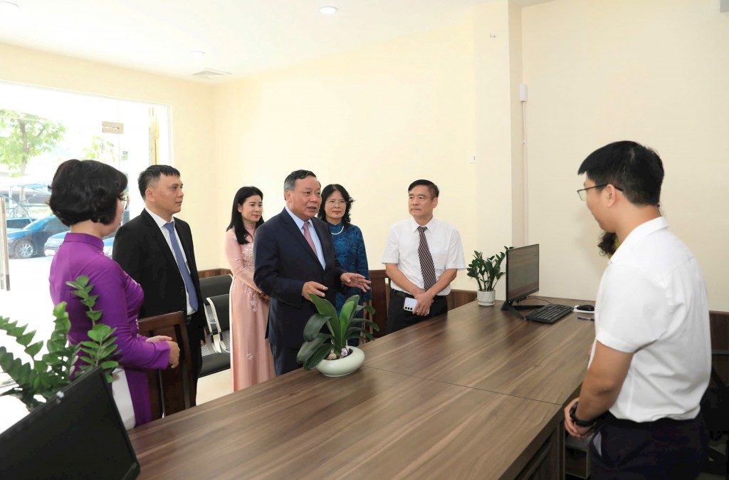 Phó Bí thư Thường trực Thành ủy Hà Nội Nguyễn Văn Phong kiểm tra bộ phận tiếp nhận thủ tục hành chính của phường Thanh Xuân. Ảnh: Quang Thái