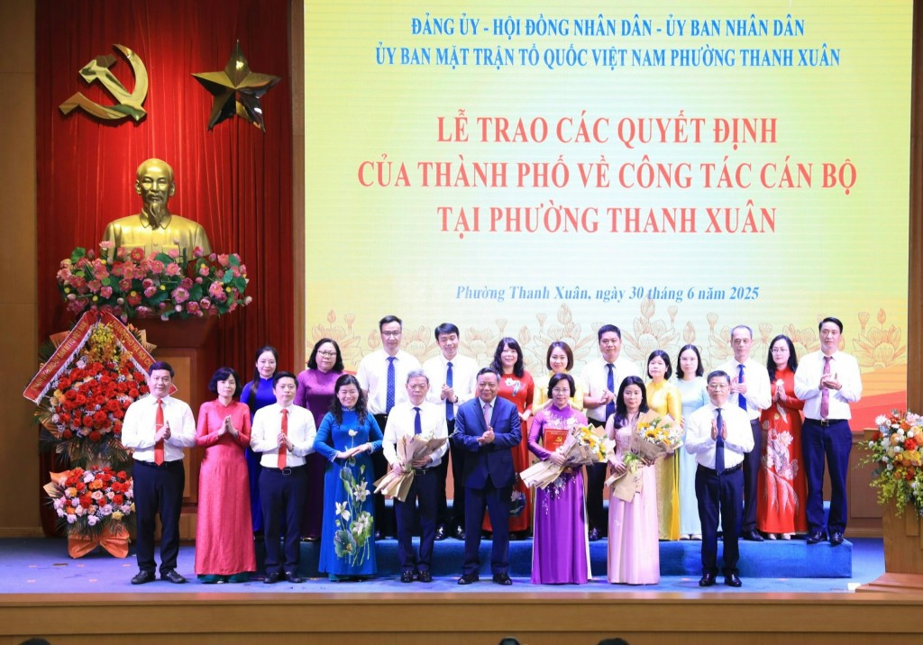 Phó Bí thư Thường trực Thành ủy Hà Nội Nguyễn Văn Phong tặng hoa chúc mừng Ban Chấp hành Đảng bộ phường Thanh Xuân. Ảnh: Quang Thái