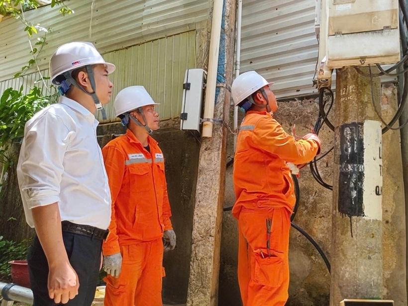 Công nhân Điện lực trực thuộc PC Thanh Hóa kiểm tra, thay aptomat tại hộp đo đếm để cấp điện cho các điểm thi. Ảnh: Ngọc Huyền