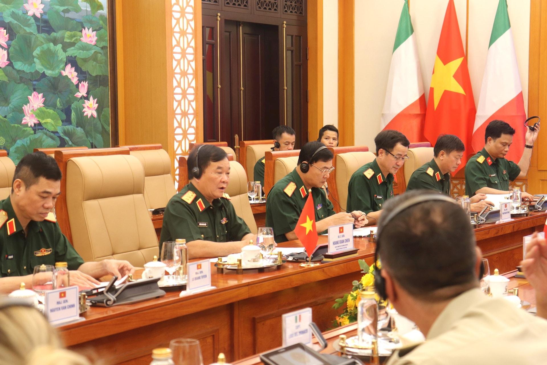 Thượng tướng Hoàng Xuân Chiến đề nghị thời gian tới, hai bên tập trung nghiên cứu khả năng ký các văn kiện hợp tác. Ảnh: Tuấn Việt