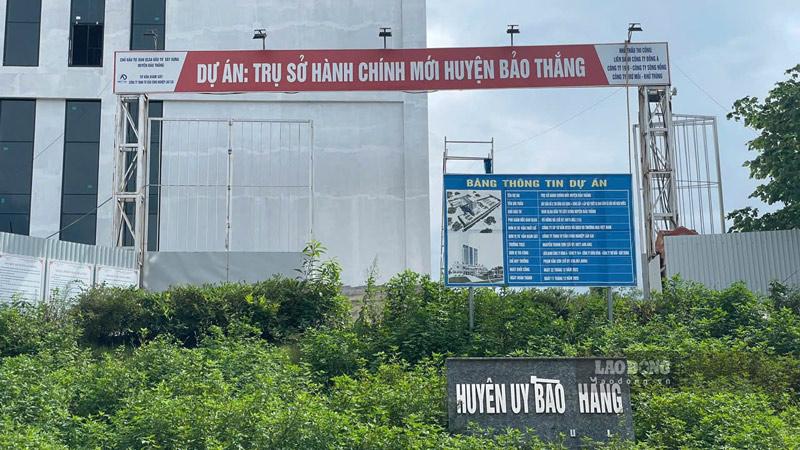 Vốn là Trung tâm hành chính mới của huyện, nhưng khi không còn huyện, công trình sẽ được chuyển về địa phương. Ảnh: Đinh Đại
