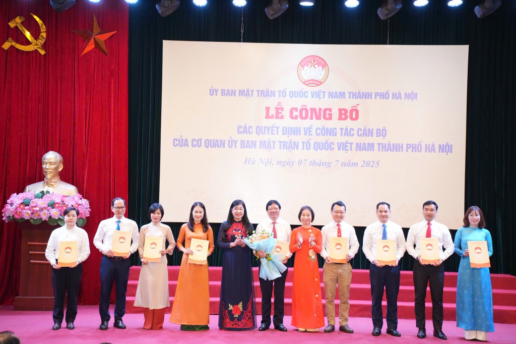 Công bố các quyết định công tác cán bộ của Mặt trận Hà Nội Công bố các quyết định công tác cán bộ của Mặt trận Hà Nội