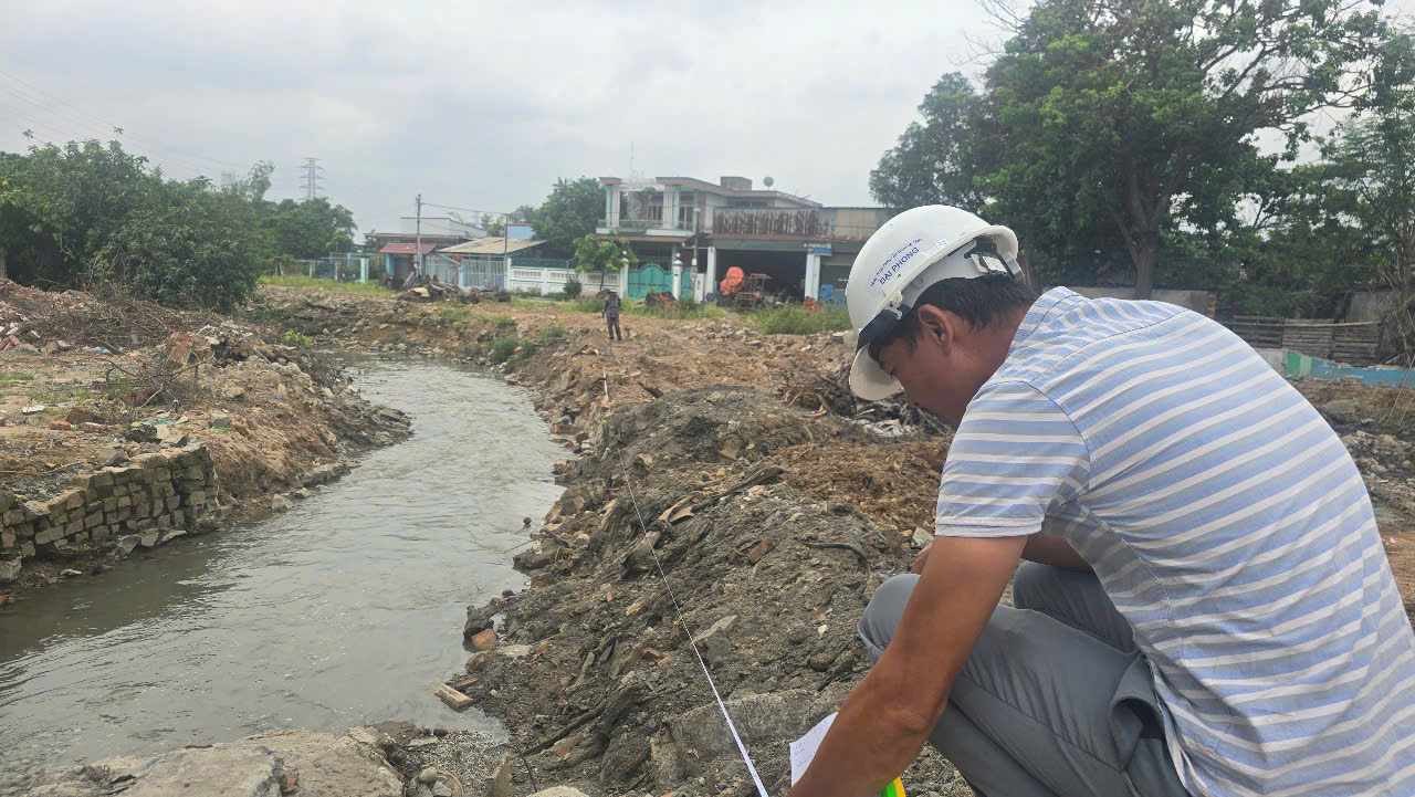 Tiếp tục đầu tư, xử lý điểm ngập ở con suối chảy qua Quốc lộ 1K. Ảnh: Đình Trọng